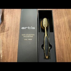 Limited Edition Artis Oval Brush - 24k Gold